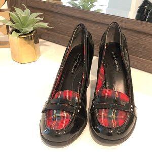 Bandolino patent black leather & plaid loafer heel
